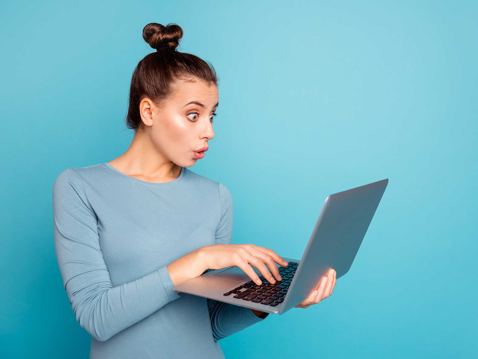 Kvinde kigger på PC for at finde en internetudbyder på EWII Fibernet